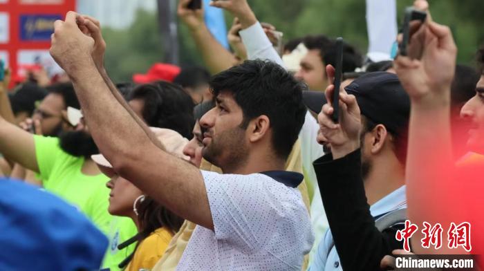 哈尔滨滨水大道承办国际轮滑盛事，万人参赛点