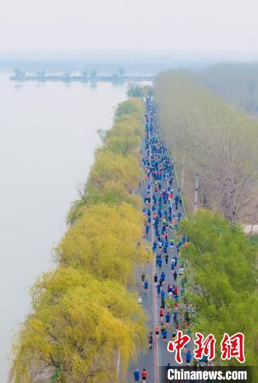 2025京东宿迁马拉松盛大开跑 15000跑者共绘运河赛