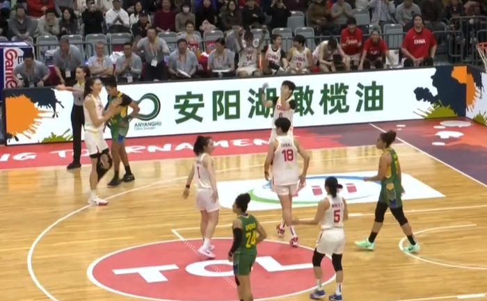 中国女篮力克巴西韩旭22分引领胜局 全队致敬球