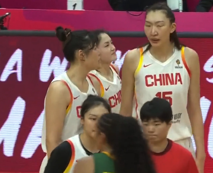 中国女篮力克巴西韩旭22分引领胜局 全队致敬球