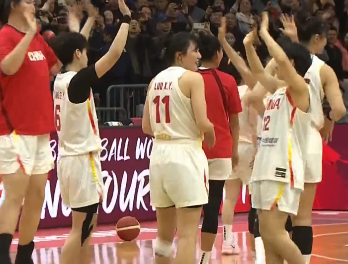 中国女篮力克巴西韩旭22分引领胜局 全队致敬球