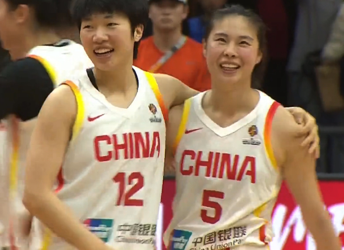 中国女篮力克巴西韩旭22分引领胜局 全队致敬球