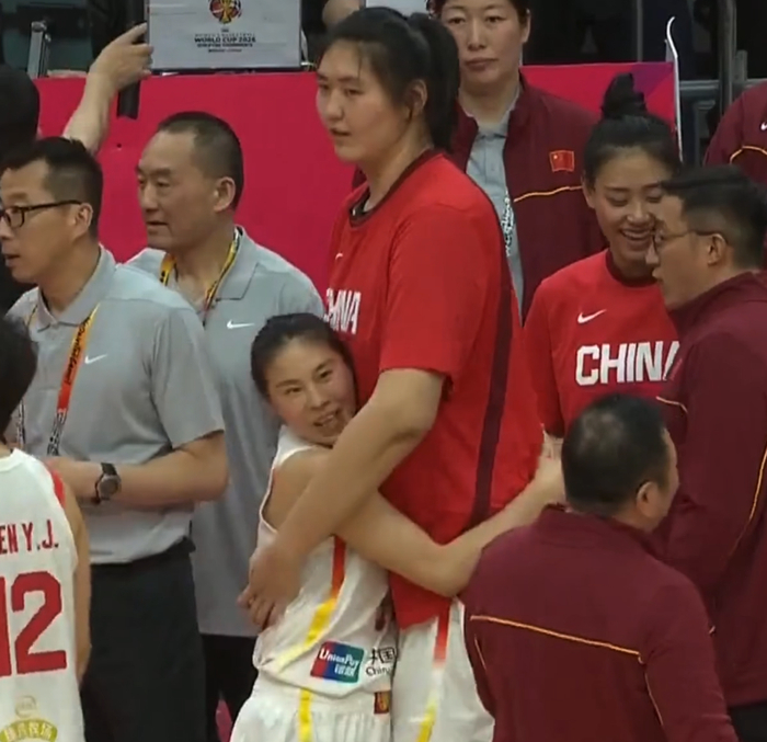 中国女篮力克巴西韩旭22分引领胜局 全队致敬球