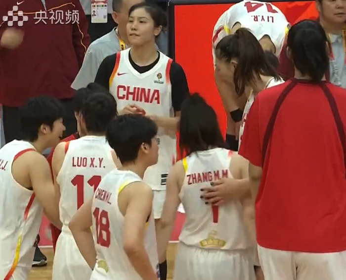 中国女篮力克巴西韩旭22分引领胜局 全队致敬球