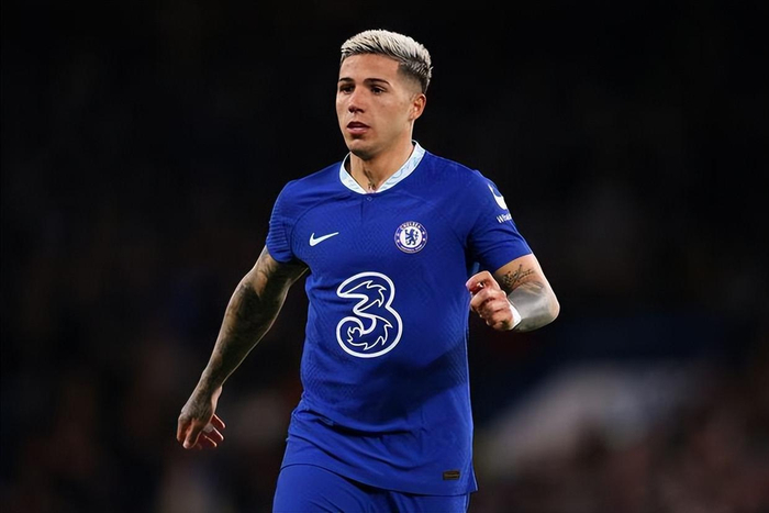 皇马夏窗瞄准切尔西中场恩佐，转会传闻再升温