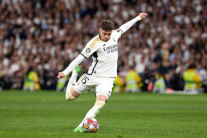 皇马夏窗瞄准切尔西中场恩佐，转会传闻再升温