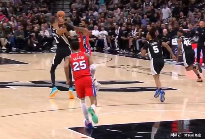 文班亚马肋骨挫伤退赛 乔治犯规引争议