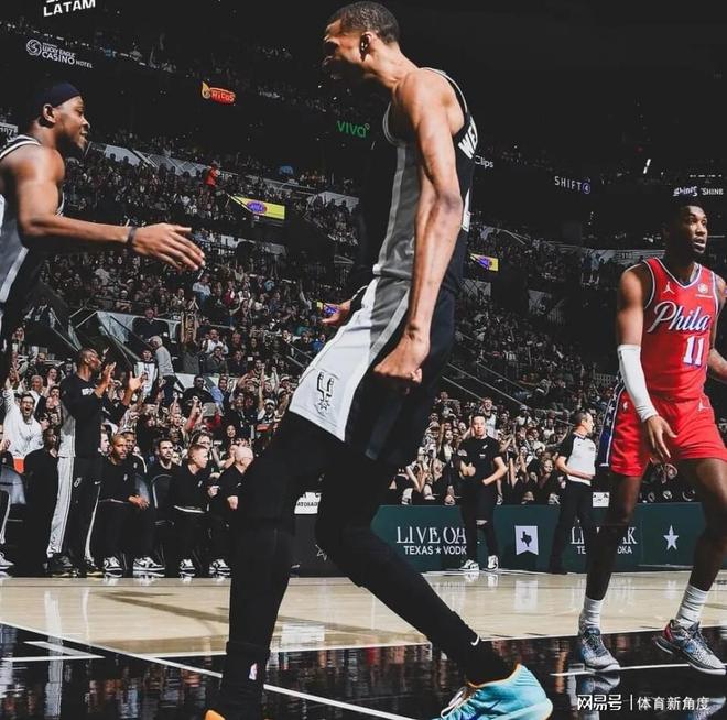 文班亚马肋骨挫伤退赛 乔治犯规引争议