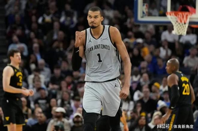 文班亚马肋骨挫伤退赛 乔治犯规引争议