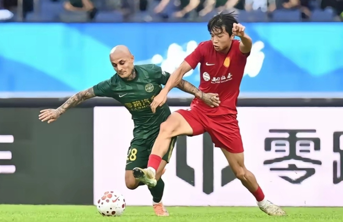 浙江外援红牌争议引舆论风暴，米特里策道歉遭