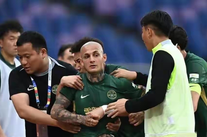 浙江外援红牌争议引舆论风暴，米特里策道歉遭