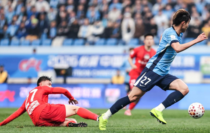 大连英博绝杀河南队登顶积分榜