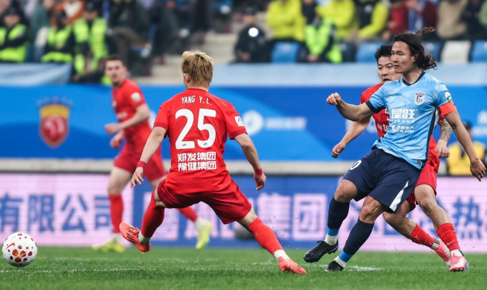 大连英博绝杀河南队登顶积分榜