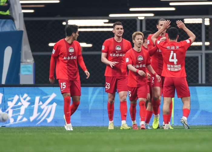 大连英博绝杀河南队登顶积分榜